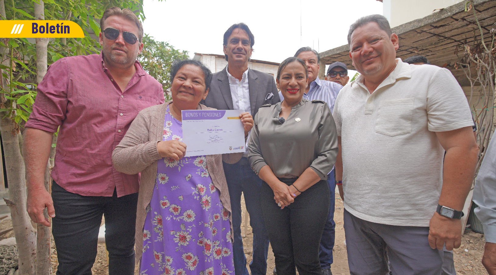 El Ecuador que resuelve toca tu puerta: La ministra Zaida Rovira entrega bonos y pensiones a nuevos beneficiarios en Salinas 